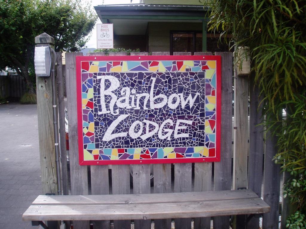 Rainbow Lodge Backpackers Таупо Экстерьер фото
